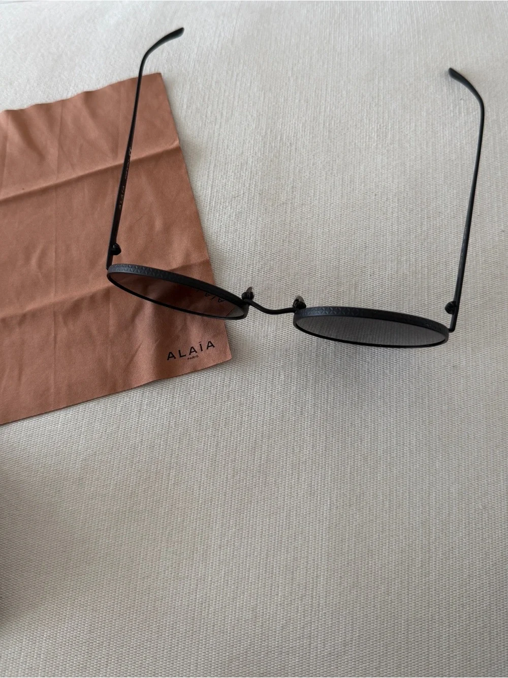 ALAÏA AA0016S 001 Oval Black Metal Sunglasses 57-20-140 + Case & Cloth